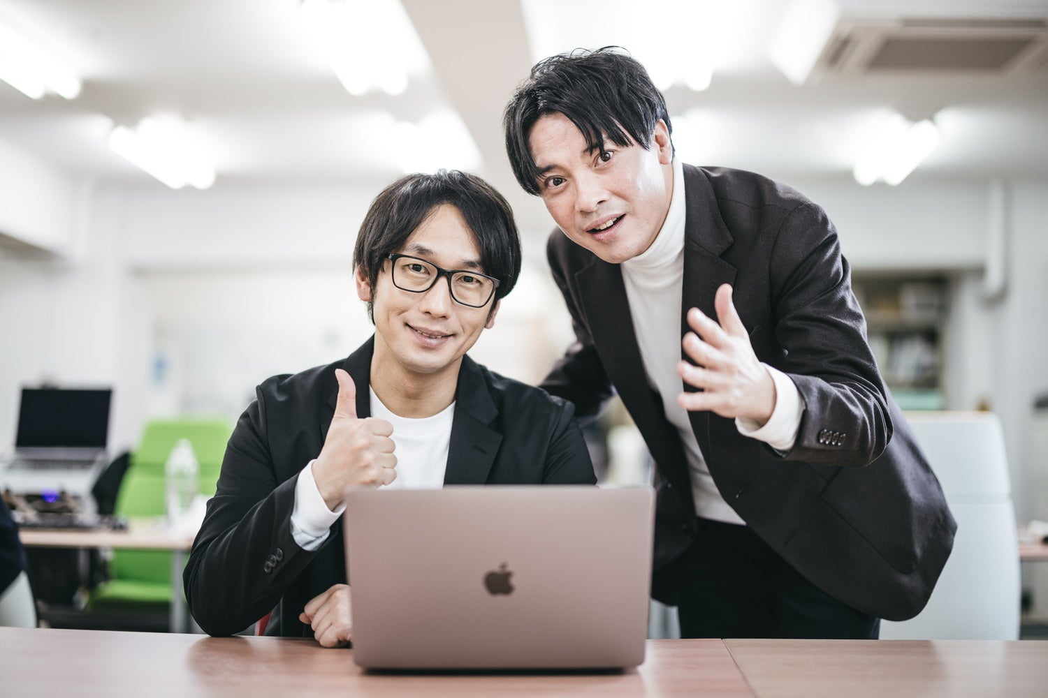 「当社は、チームワークを大切にし、協力し合って目標を達成しています」風の求人広告は大抵ブラックの無料写真素材
