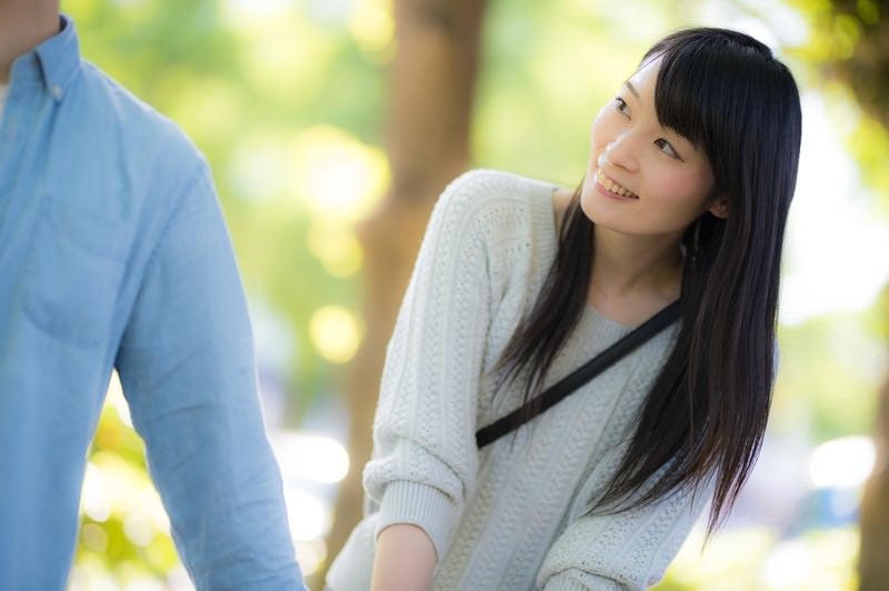 彼氏の顔色をうかがう付き合いたての女性の写真