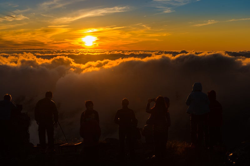 北アルプスの夕焼けに魅了された登山者たちの写真