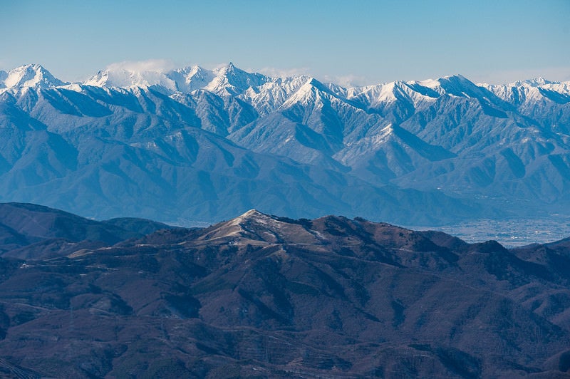 冬の蓼科山（たてしなやま）から望む霧ヶ峰と槍穂高連峰の写真