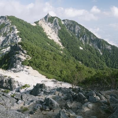 地蔵岳へと続く白砂の道の写真