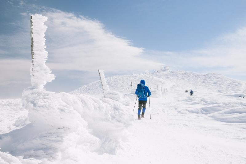 冬の馬の背と登山者の写真