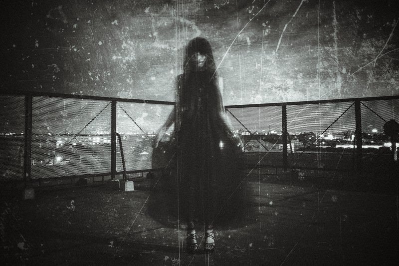 黒いドレスを着た女性の姿の写真