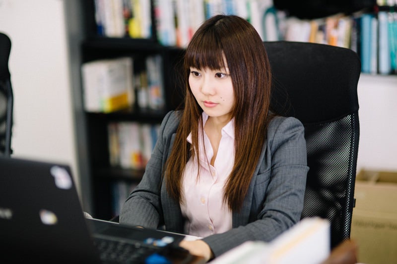 残業をせずに定時帰りを心がけるビジネスウーマンの写真