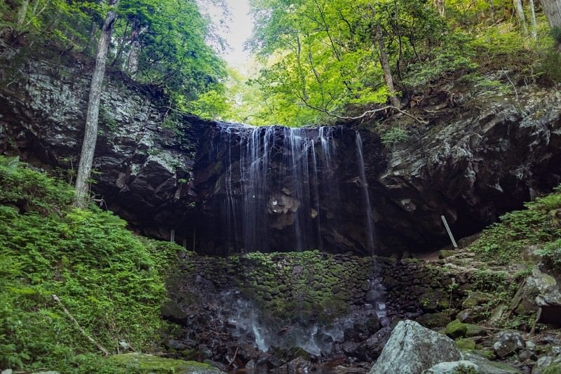 滝の流れを裏から眺められる裏見の滝、岩井滝（鏡野町）の写真