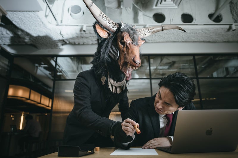魔神サロンの加入を強要する信者の写真