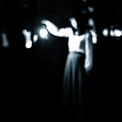 ランタンを持った女性の姿の写真