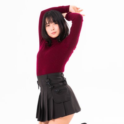 膝をついて伸びる女性の写真