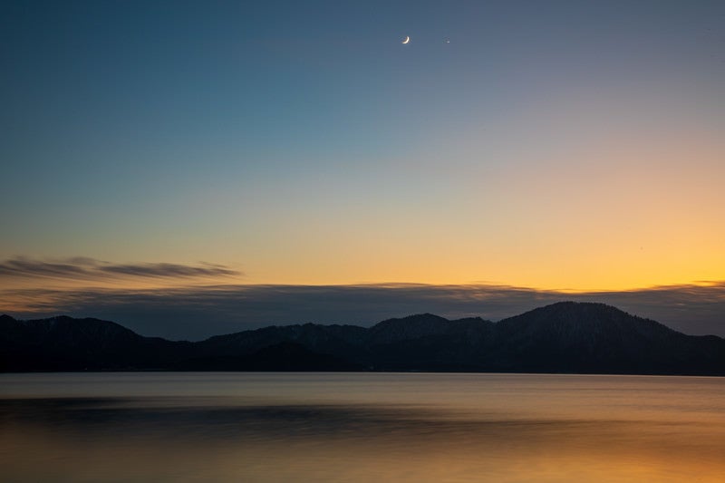 夕焼けに染まる田沢湖（秋田県仙北市）の写真