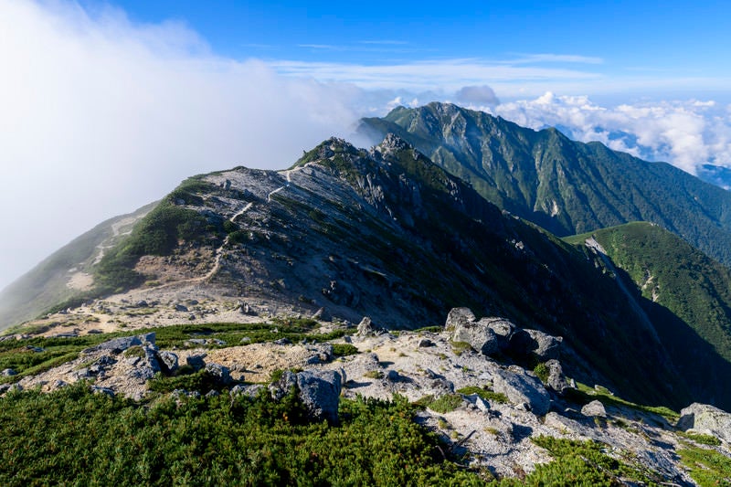 空木岳山頂から見た南駒ヶ岳（みなみこまがたけ）の写真