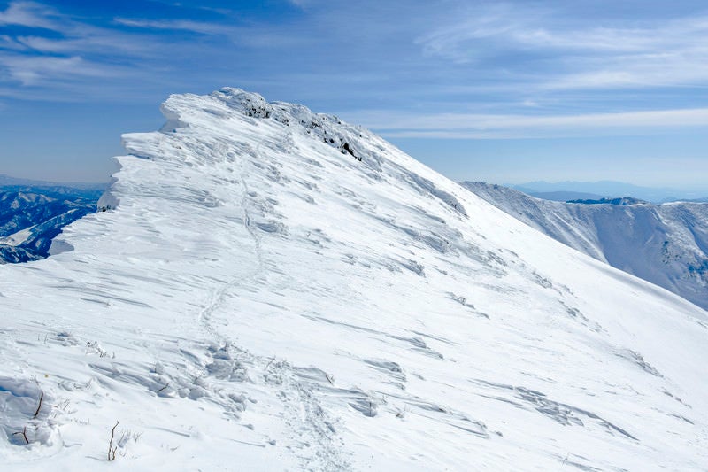 雪庇が発達した谷川岳の登山道の写真