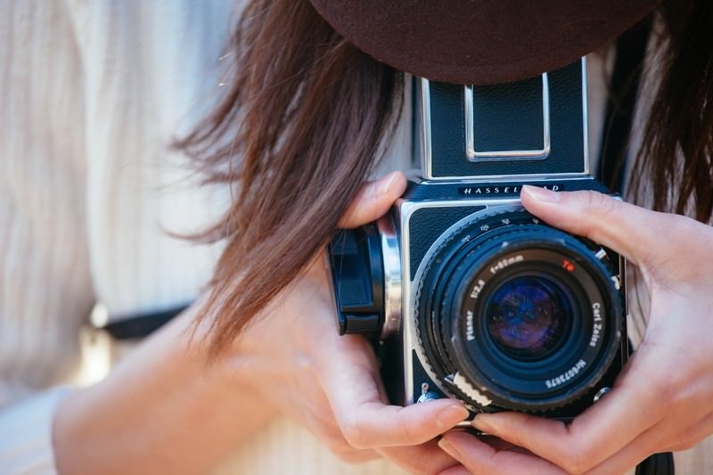 フィルムカメラを持って撮影の写真