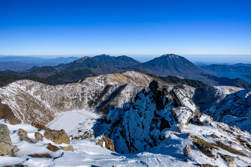 凍結した五色沼と男体山を見下ろすの写真