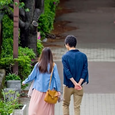 散歩する恋人の写真
