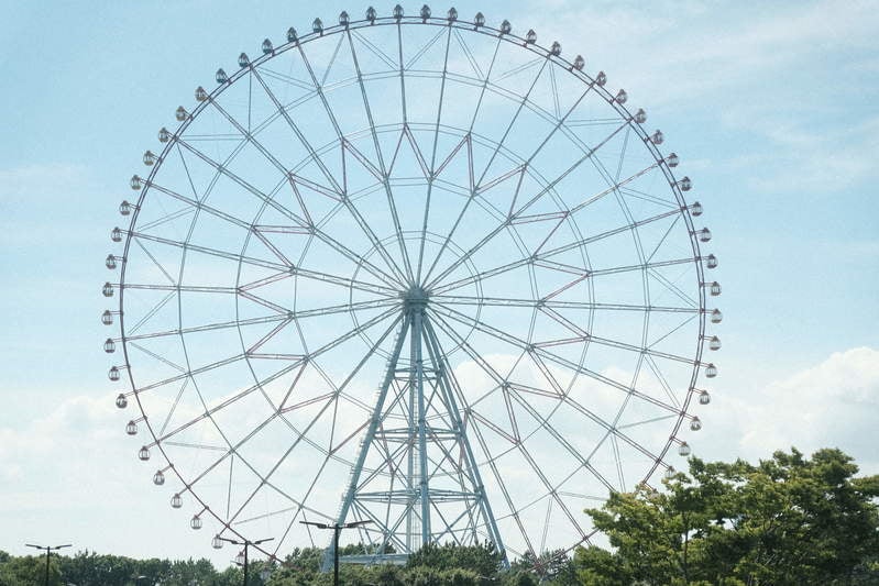 遊園地の観覧車の写真