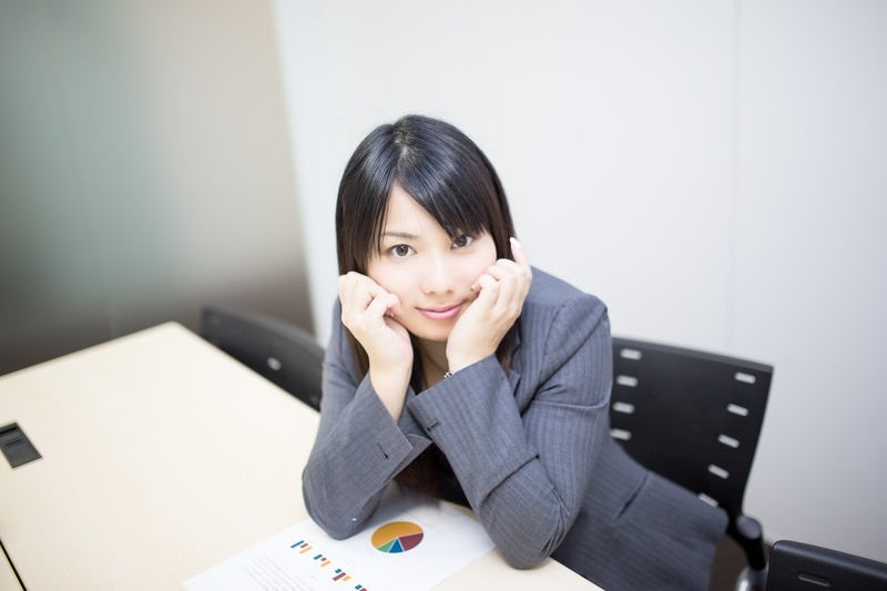 すべてを許したくなるエンジェル笑顔（若い女子社員）の写真