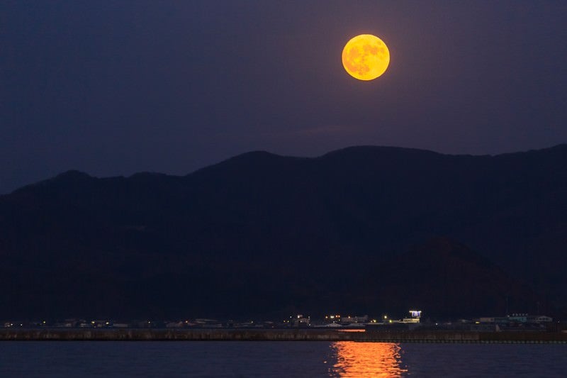 夜空にスーパームーンの写真