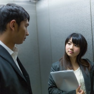 「先輩、今日もネクタイ忘れたんですか？」と指摘する部下の写真