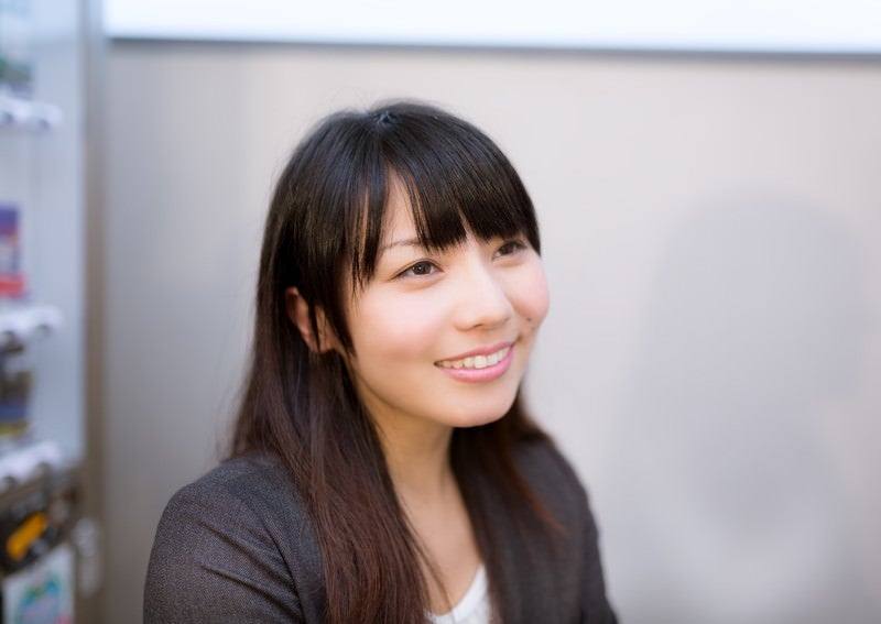 恍惚な表情を浮かべる前髪パッツン女子の写真