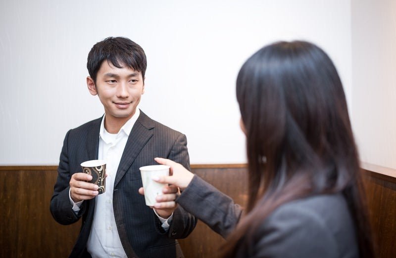 部下に飲み物をご馳走する気前のいい上司の写真