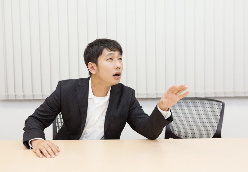 会議中なかなか意見が言えない小心者の写真