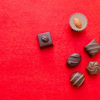 散らばったチョコレートの写真