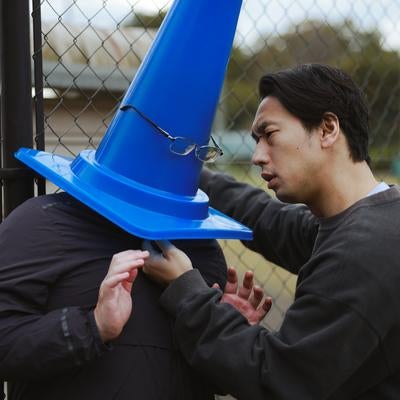 逃亡していた三角コーンをしばく取り立て人の写真