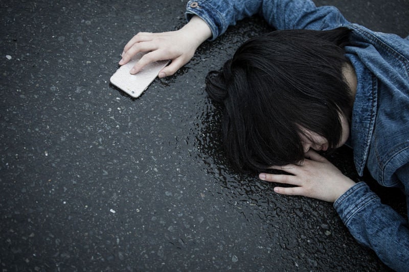 歩きスマホで転倒（アスファルト）の写真
