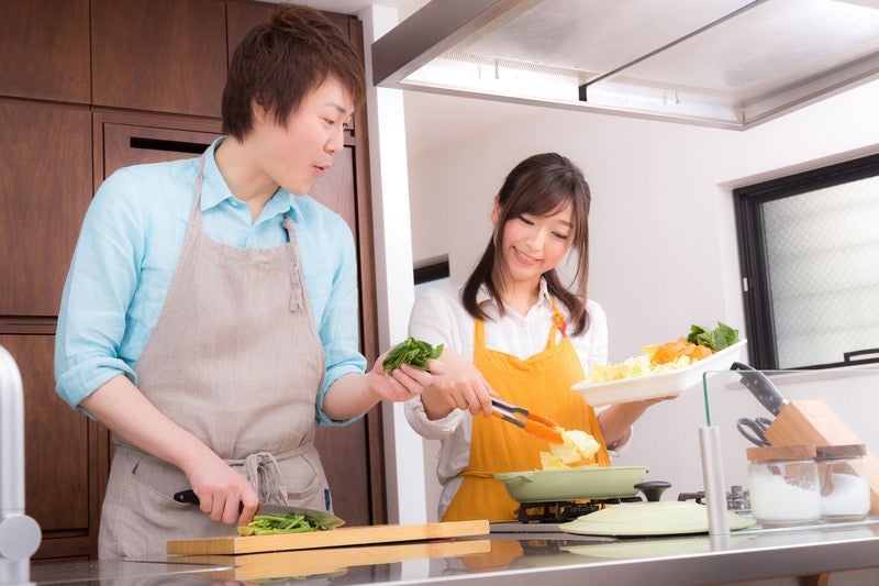 野菜たっぷりの美味しそうな鍋に感動する夫の写真