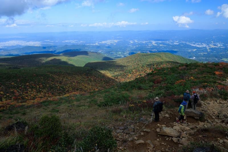 安達太良山五葉松平周辺の紅葉と登山者の写真