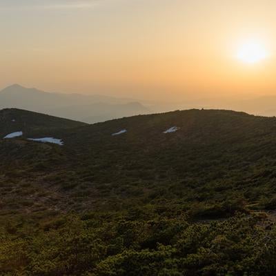 焼けた空の絶景と鉄山避難小屋周辺の夕日の写真