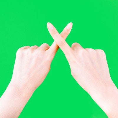 ☓と表現する手（グリーンバック）の写真