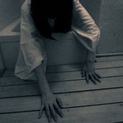 お風呂場から這いずり出る様子の写真