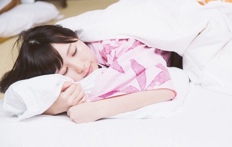 これから起こる寝起きドッキリを見破りネタフリをする女性タレントの写真
