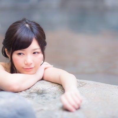 長時間の入浴で少しのぼせてしまった女性の写真