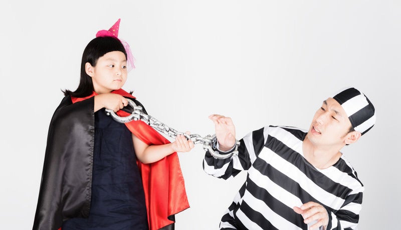 囚人服のお父さんと魔法使いの娘の写真