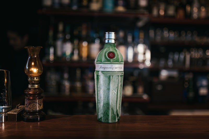 キンキンに冷えたタンカレー　No.10 LONDON DRY GINとバーカウンターの写真