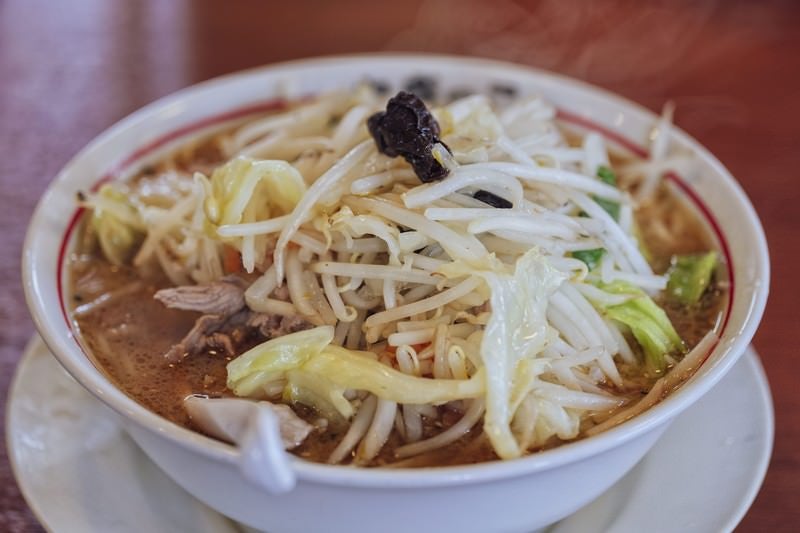 もやしたっぷりのラーメンの写真