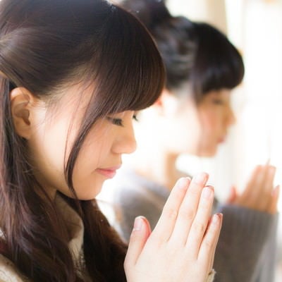 合格祈願をする受験生の写真