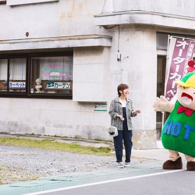 商店街を歩いていたら人気のゆるキャラと遭遇の写真