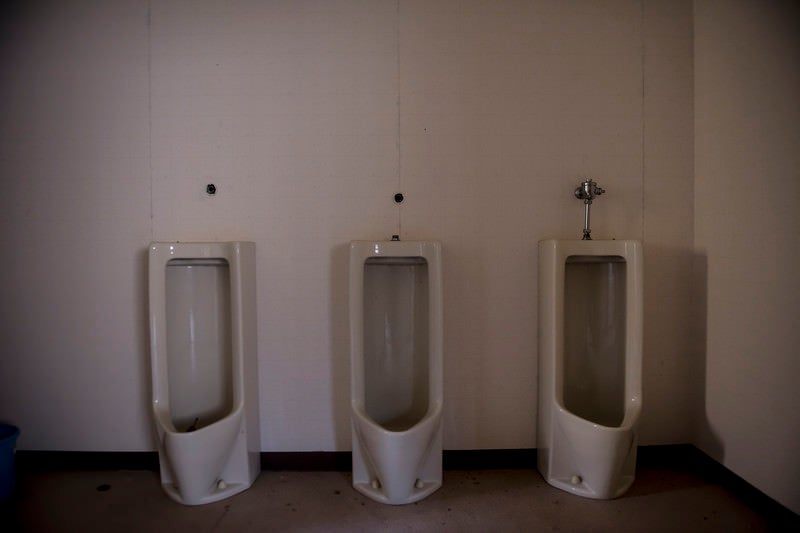 使われていない不気味なトイレの写真