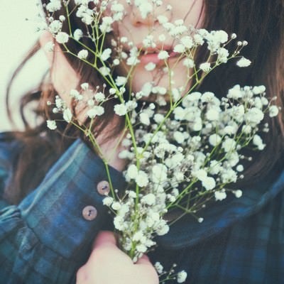 花を握りしめた運命の女性の写真