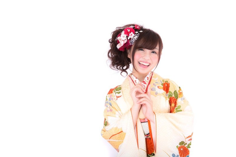 笑顔がはじける振袖美女の写真