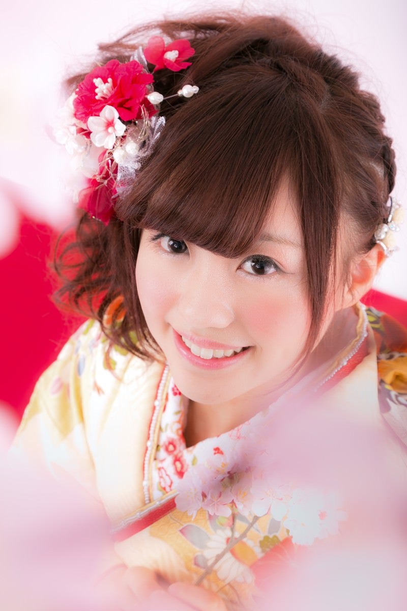 桜を見上げる着物の女性の写真