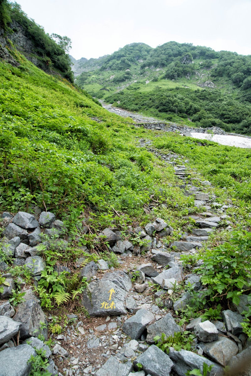 北穂高岳山頂へ向かう登山道の写真