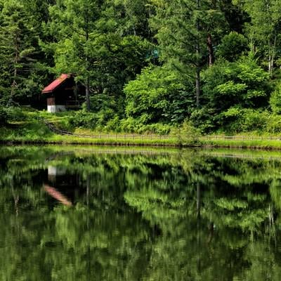 タカソメキャンプ場のロッジが水面に写る風景の写真