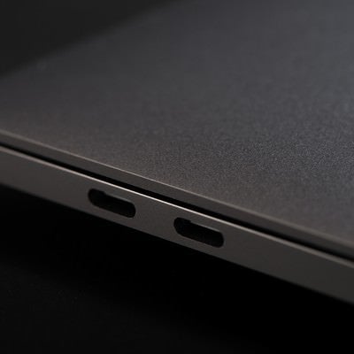 側面のUSB-Cポート2つの写真