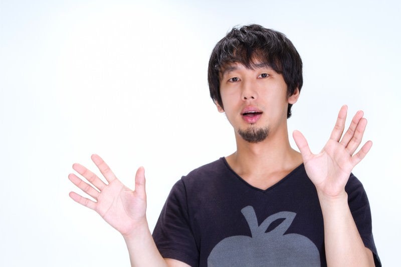 「わーびっくりした」っと驚くふりをする男性の写真