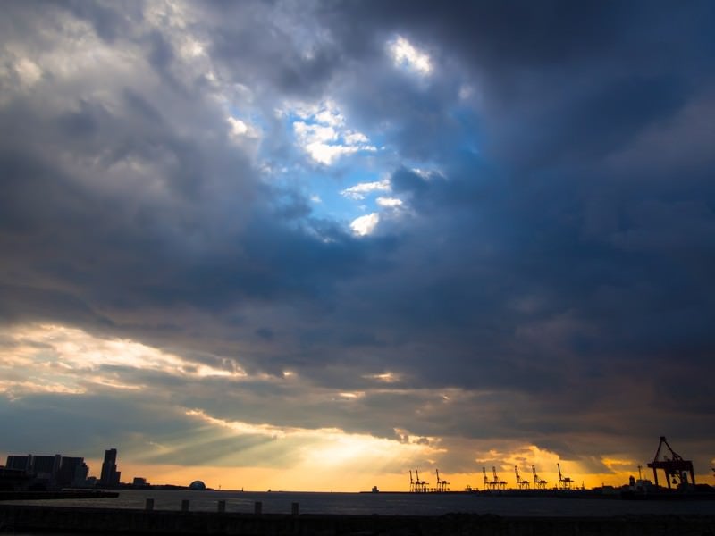 雲から漏れる夕焼けの写真