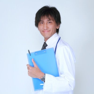 カルテを持つ担当医の写真